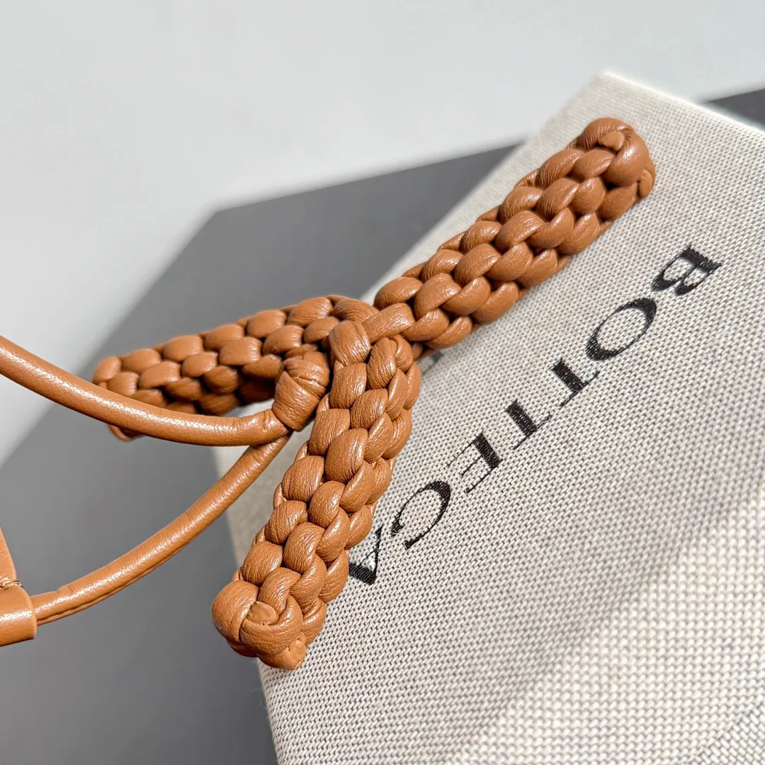 Batch 420 Let’s see what new cute little thing BV has released~ It’s this letter pendant, which is different from the puppy pendant. The weaving of this letter is more three-dimensional, and the material is very solid, and it is not easy to deform even if it is folded. Style number: Y